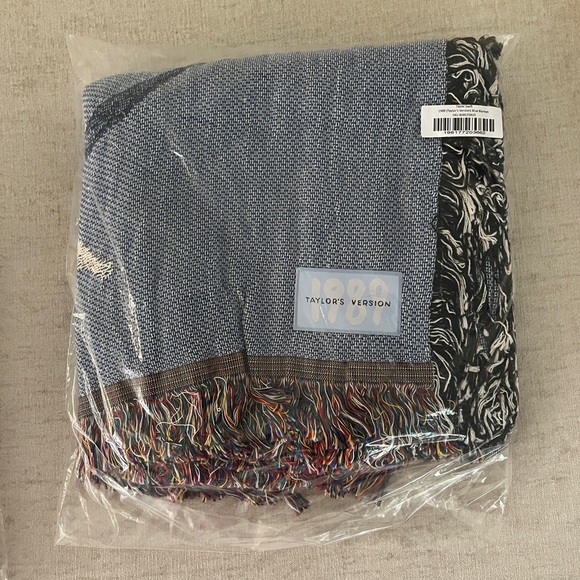 NEW 💙 1989 (Taylor's Version) Blue Blanket Ft. Seagulls - Picture 3 of 4